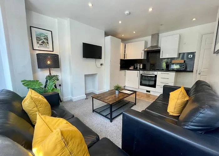 8 Person, 4 Bedroom Light, Warm & Modern Apartment