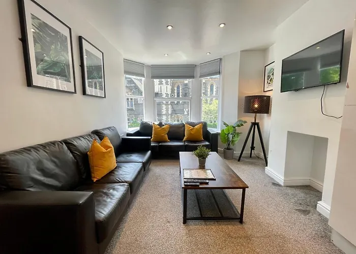 8 Person, 4 Bedroom Light, Warm & Modern Apartment