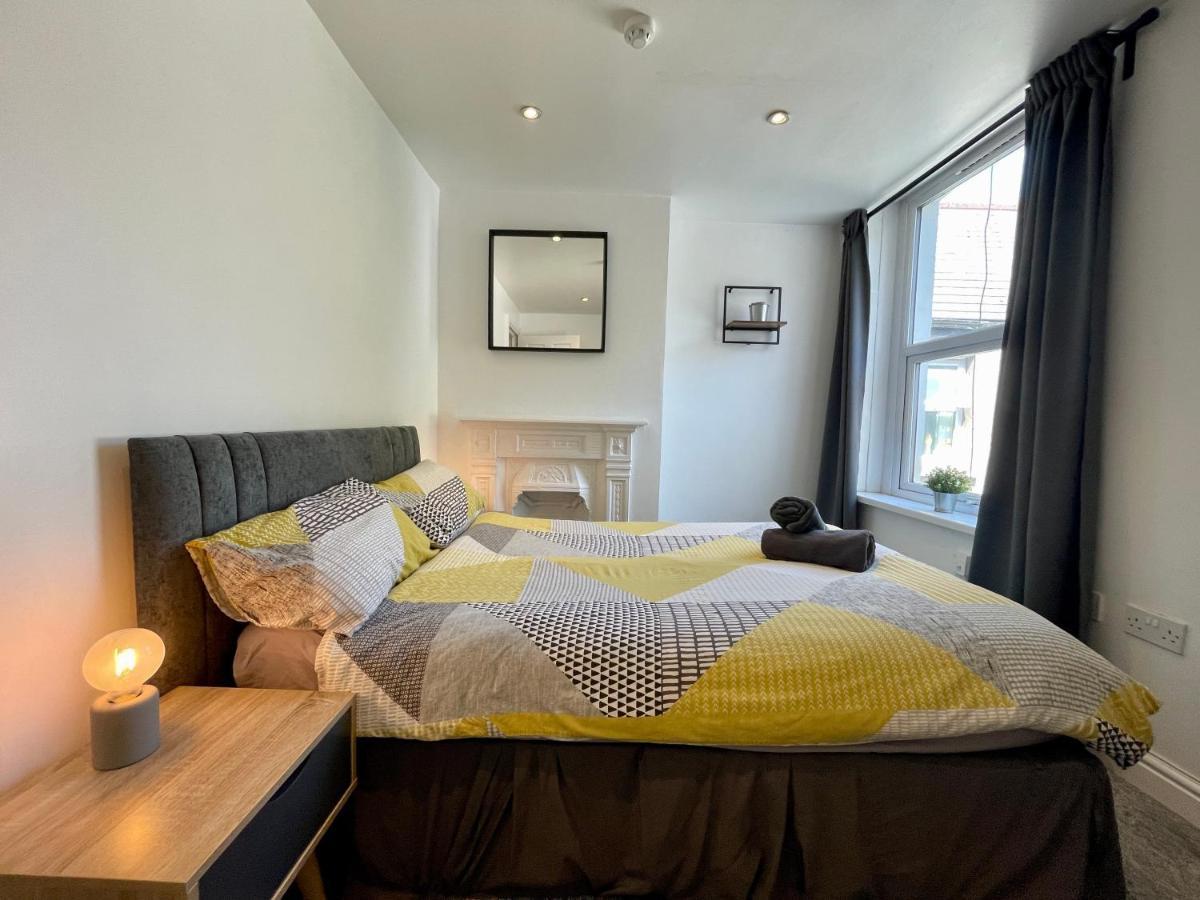 8 Person, 4 Bedroom Light, Warm & Modern Apartment
