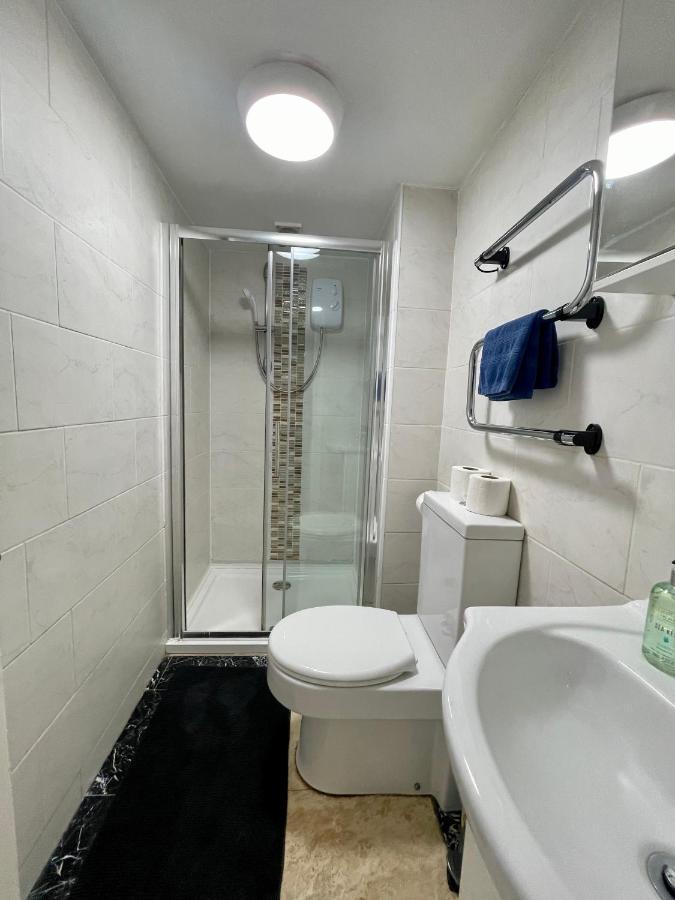 Apartment 8 Person, 4 Bedroom Light, Warm & Modern *