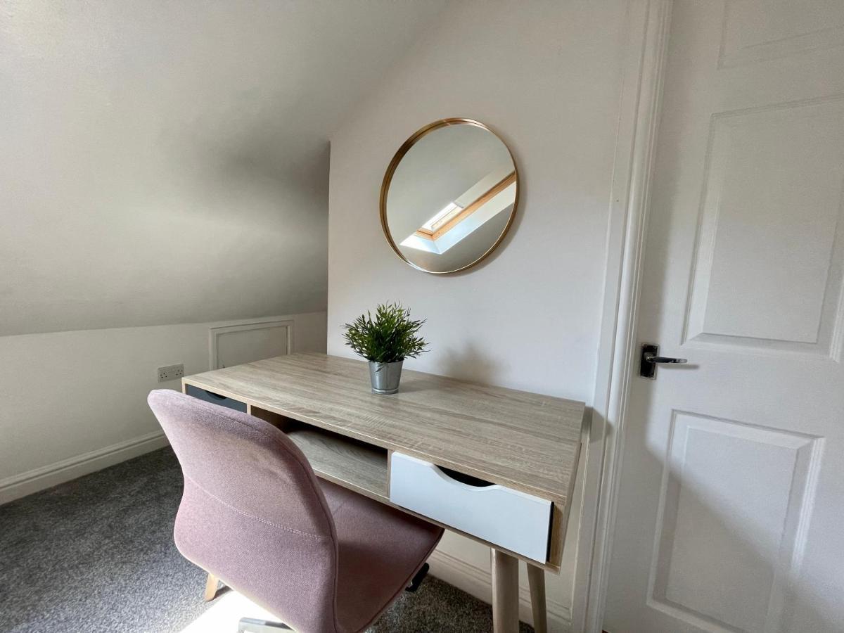 8 Person, 4 Bedroom Light, Warm & Modern Cardiff