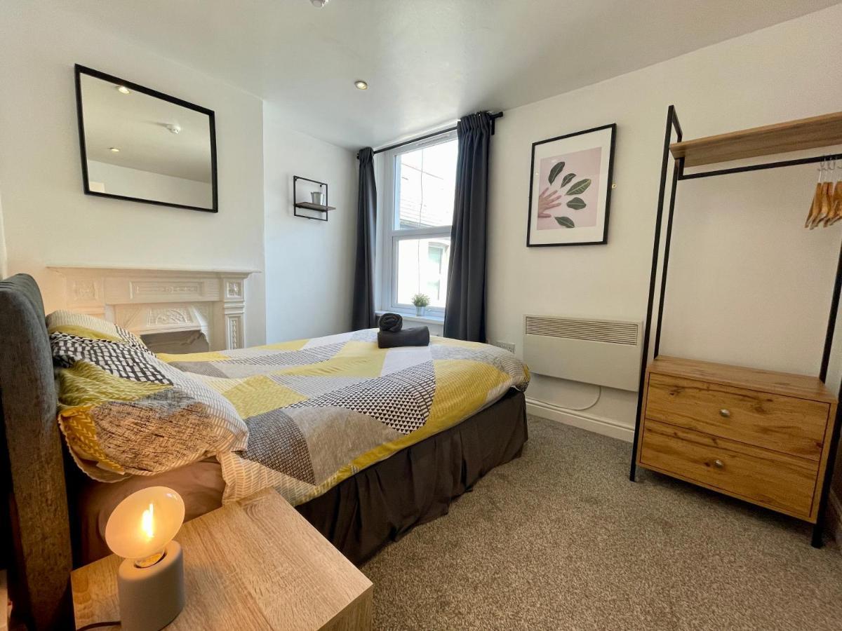 8 Person, 4 Bedroom Light, Warm & Modern Apartment Cardiff